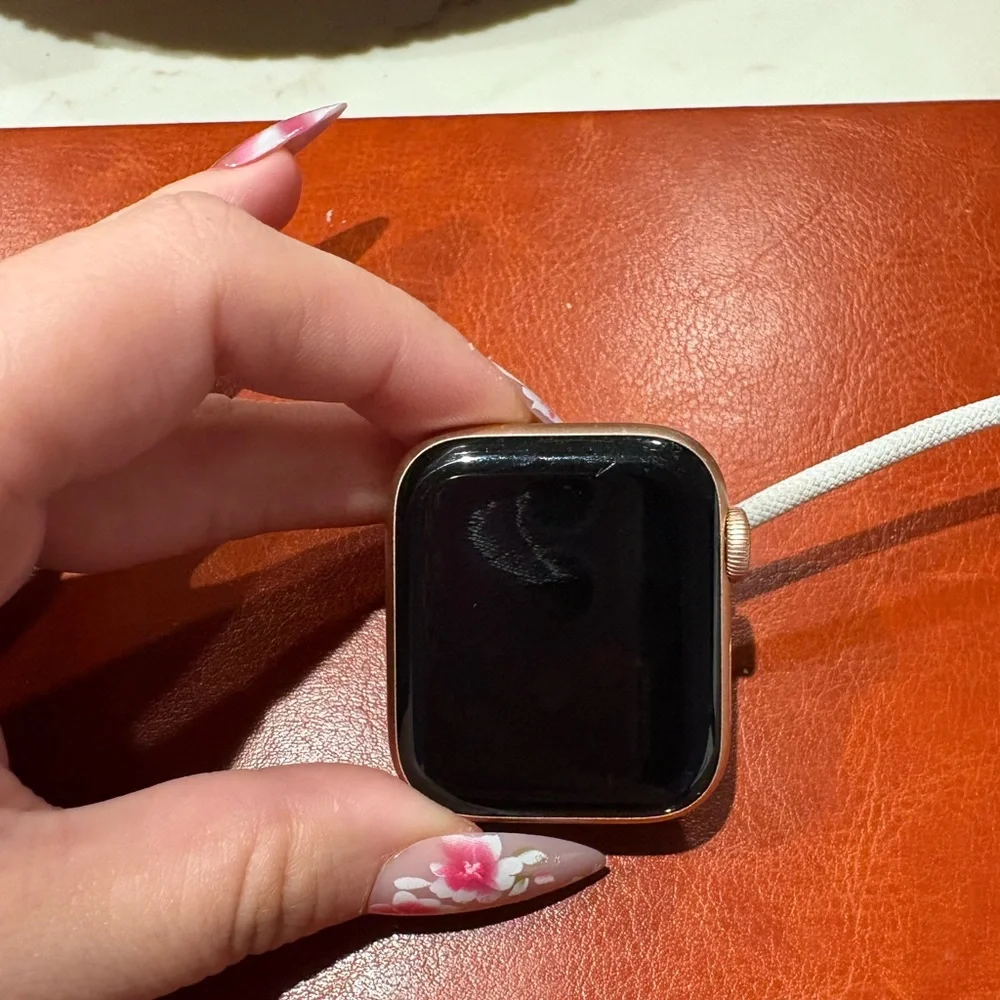 2 Apple Watches Pink & Black Series 4 🩷🖤